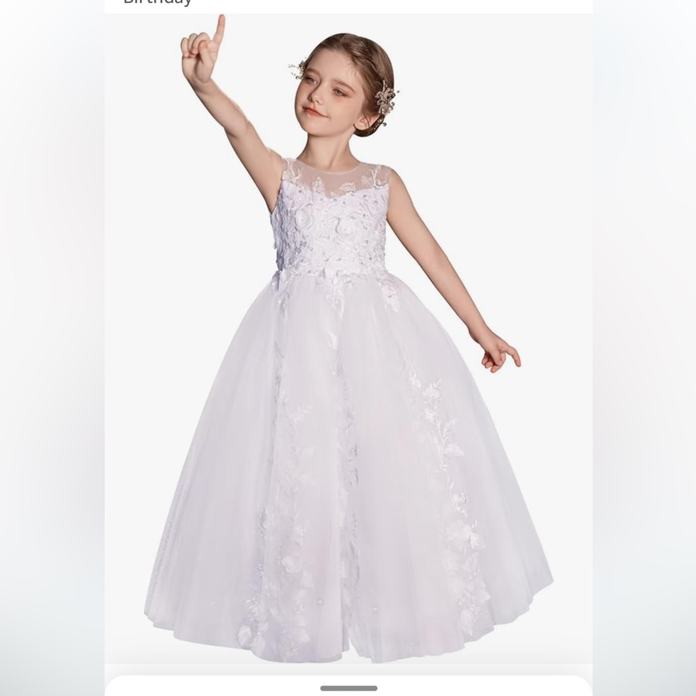 NWOT Size 6 Communion, Flower girl Ball gown
Girls Tulle Flower girl ball gown